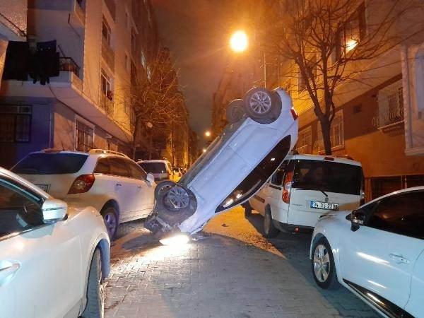 <p>Kaza Bahçelievler, Siyavuşpaşa Mahallesinde saat 03.30 sıralarında meydana geldi. 34 SK 3916 plakalı otomobili kullandığı iddia edilen Emrah Y. isimli bir kişi, Akasya Sokak'ta seyir halinde giderken henüz bilinmeyen bir nedenle önce park halindeki iki araca çarptı. </p>
