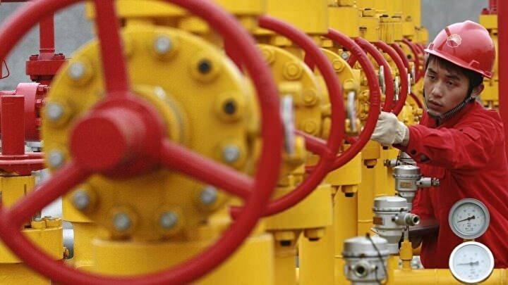 <p>Avrupa piyasalarında doğal gaz konusunda yaşanan tedarik sıkıntısı ve depoların doluluk oranının azlığı kış aylarının zorlu geçmesine neden oluyor.</p>

<p> </p>

<p>Avrupa merkezli yaşanan enerji dar boğazı, dünya genelinde fiyatların yükselmesine ve enerji ithal eden ülkelerin doğal gazda LNG alımlarını artırmaya çalışmalarına yol açıyor.</p>
