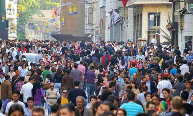 <p>İstanbul'un Esenyurt ilçesi, 2021 sonu itibarıyla 977 bini aşan nüfusuyla Türkiye'nin en kalabalık ilçesi olurken, bu özelliğiyle 57 ilin nüfusunu geride bıraktı.</p>
