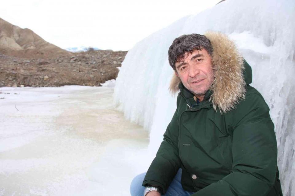 <p>Erzurum’un Oltu ilçesine bağlı Çatalsöğüt köyü deresi buz tutmasının ardından kartpostallık görüntüler ortaya çıktı.<br />
</p>