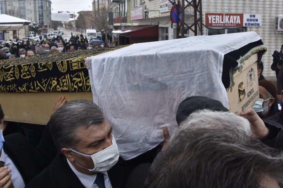 <p>Sağlık Bakanı Fahrettin Koca, memleketi Konya'da vefat eden babaannesi Fatma Koca'nın (89) cenazesine katıldı.</p>

<p> </p>
