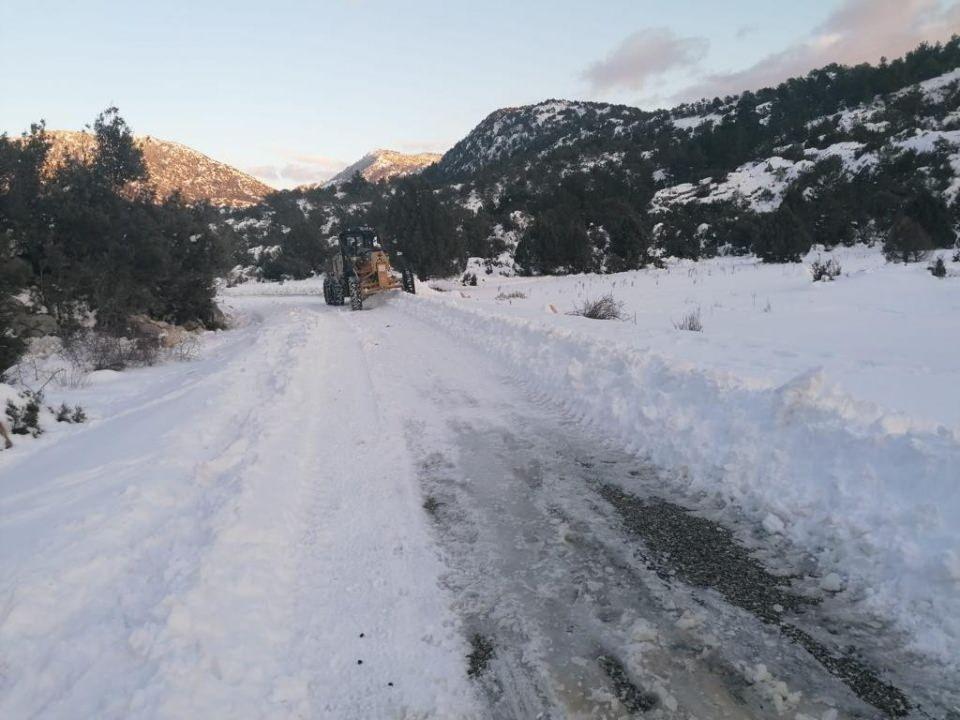 <p>Kar yağışının başladığı andan itibaren çalışmalarımız aralıksız sürüyor. Özellikle kırsal kesimdeki yüksek mahallelerimizde kar kalınlığı yer yer 50-70 santimetreyi buldu. </p>
