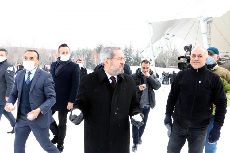 <p>Rektör Prof. Dr. Necdet Ünüvar, "Kar uzun süredir yolunu beklediğimiz bir şeydi. Geçen haftadan beridir Ankara’ya çok güzel kar yağdı. Güneş Meydanı bizim en değerli meydanımızdır. Öğrencilerimizle en çok buluştuğumuz ortak alanımız. </p>
