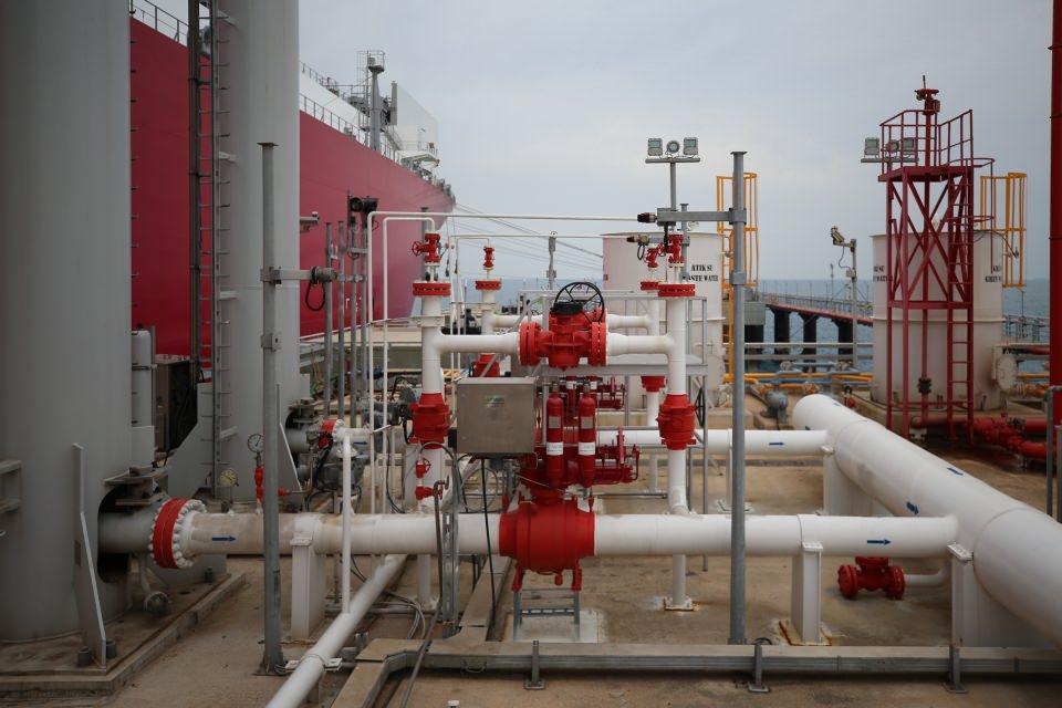 <div>Ertuğrul Gazi'de depolanan LNG'nin ihtiyaca göre gazlaştırma işlemine tabi tutularak sisteme verildiğini ifade eden Pamukçu, "Kargo gemilerinin yanaşmasında hava koşulları etkili oluyor. </div>