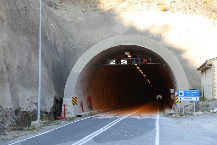<p><strong>"Barajlar şehri diyoruz aslında aynı zamanda tüneller şehri"</strong><br />
<br />
Artvin Valisi Yılmaz Doruk konuyla ilgili yaptığı açıklamada, “Bilindiği üzere Türkiye’nin en yüksek barajı ilimizde yapılmakta. Teknik olarak su tutma aşamasına geldik diyebiliriz. Dolayısıyla bu projenin en önemli ayaklarından biri olan yol ağı. Şehirde yukarıya taşıdığımız için yani üst kodlara, şehrin bağlantı yolları da üst kodlara taşınıyor. </p>