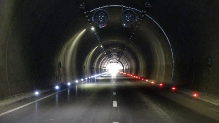 <p>Proje ile yerleşim alanlarından geçen transit trafiğin şehir dışına alınarak bölgedeki ulaşımın düzenlenmesi amaçlandı. Ağır sanayisi olan Zonguldak ile Kilimli'yi birbirine bağlayan yolun fiziki ve geometrik standartları yükseltilerek trafik hacmi rahatlatılırken, yolda inşa edilen tüneller ve bağlantı yollarıyla hızlı, konforlu ve güvenli ulaşım tesis edildi. Projenin tamamlanmasıyla Zonguldak ile Kilimli ilçesini bölünmüş yol standardında birbirine bağlayan güzergahta 4,5 kilometre kısalma sağlandı, 40 dakikada geçilen güzergah 35 dakika kısaltılarak seyahat süresi 5 dakikaya indirildi.</p>