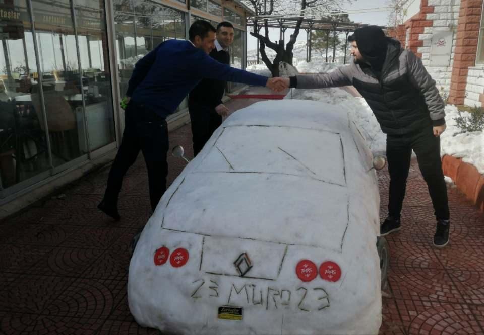 <p>Camlarını siliyorum her gün eriyen taraflarını dolduruyorum bir süre daha kalacak ama hava açıldı bundan sonra yağış olmazsa arabam 3 gün sonra yok.</p>
