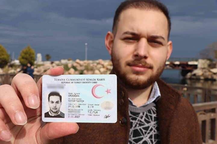 <p>Samsun yaşayan 23 yaşındaki Recep Tayyip Erdoğan, Cumhurbaşkanı Recep Tayyip Erdoğan ile adaş olmasıyla dikkat çekiyor. Babası tarafından ismi Recep Tayyip konulan genç ayrıca Recep Tayyip Erdoğan Üniversitesinden mezun oldu. Cumhurbaşkanı Erdoğan'ın Trabzon'daki gençlerle buluştuğu programda söz alarak Cumhurbaşkanı'na soru soran genç, Cumhurbaşkanı Erdoğan'ın ilgisini çekti.<br />
<br />
2002 yılında Cumhurbaşkanı Erdoğan ile çekilmiş bir fotoğrafı bulunan 23 yaşındaki Erdoğan'ın isminden dolayı kimi insanların çok şaşırdığını kimilerinin ise fotoğraf çektirdiğini söyledi.</p>
