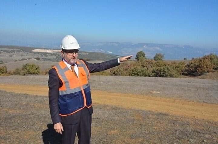 <p>Poyraz, Gübretaş'ın şu anda tarım sektöründeki en önemli aktörlerinden biri olduğunu belirterek, "Buradan elde edilmiş olan değerin GÜBRETAŞ'a, Tarım Kredi Kooperatiflerine, Türk çiftçisine ve tarım ekonomisine yansımasıyla Türk ekonomisine çok ciddi katkılar sağlanması hedefleniyor. Burası önümüzdeki dönemde inşallah bizim için önemli bir kaldıraç olacak. Bununla beraber Tarım Kredi Kooperatifleri ve iştirakleri olarak Türk çiftçisine buradaki kaynağı ziyadesiyle yansıtma gayreti içinde olacağız." dedi.</p>