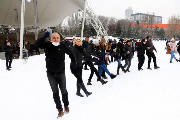 <p>Etkinlik alanına gelen Ankara Üniversitesi Rektörü Prof. Dr. Necdet Ünüvar da öğrencilerle kar topu oynadı. Alanda yürüyen Ünüvar, öğrenciler tarafından atılan kar toplarının hedefi oldu. Gözlüğüne kar topu isabet eden Ünüvar, elindeki kar topunu bırakarak "Savaşı kaybettim" dedi.</p>
