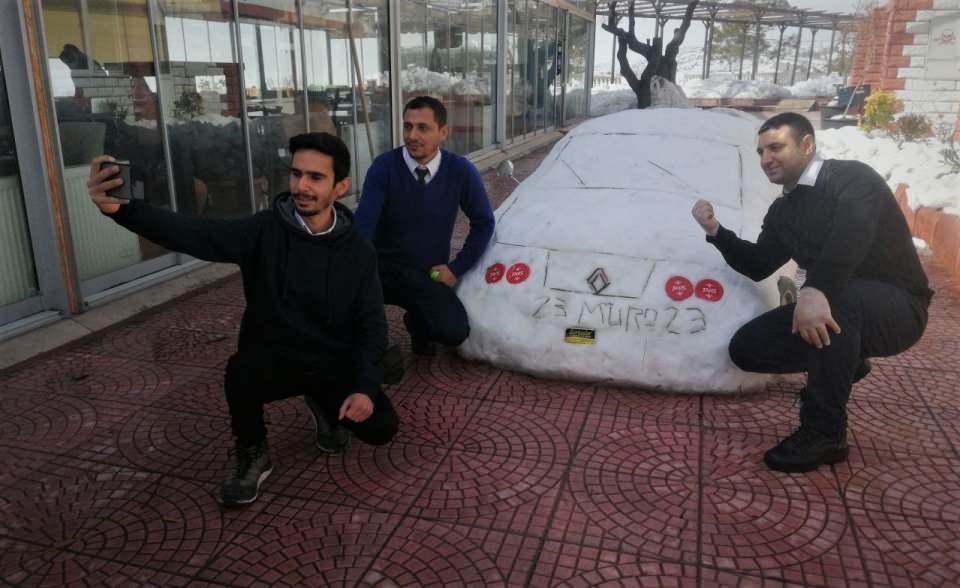 <p><strong>"Arabamın bakımını her gün yapıyorum"</strong></p>

<p> </p>

<p>Kardan arabanın mimari Garson Murat Çevik, "Kış aylarında yoğun bir şekilde kar yağdığı için fazla müşteri gelmiyor. Biz de bu boşlukta canımız sıkıldı ne yapalım, ne edelim diye düşünürken bende tutum bir araba yaptım. Yıllardır arabam yok, dedim modifiyeli bir araba yapayım nasıl olur. </p>
