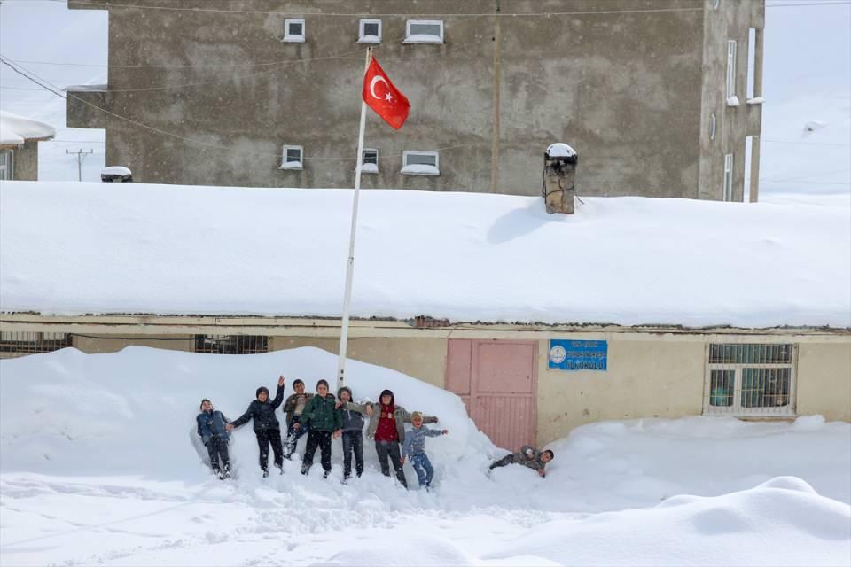 <p>Olumsuz hava koşulları nedeniyle mevsimin büyük bölümünde hayvanlarını ahırlarda besleyen köy sakinleri, havanın güzel olduğu zamanlarda da ezdikleri kar örtüsünün üzerine otları sererek yemleme yapıyor.</p>

<p> </p>
