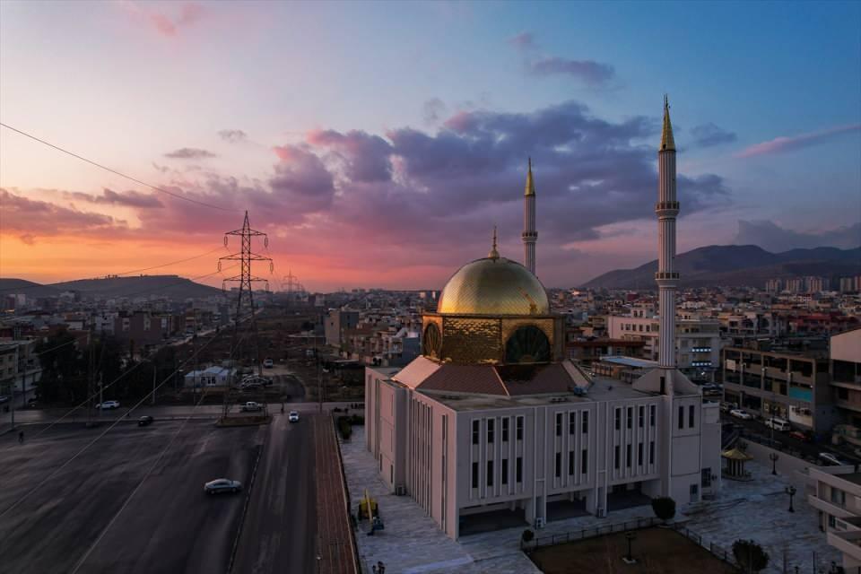 <p>Irak'ın kuzeyindeki Duhok vilayetinin merkezi olan Duhok kenti, havadan drone ile görüntülendi. Fotoğrafta, Saido Camisi görülüyor.</p>
<p> </p>