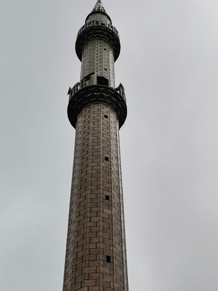 <p>Muğla'da, öğle namazına yarım saat kala yıldırım isabet eden camide, hasar meydana geldi. Cami ve çevresinin bu sırada boş olmasıyla olası facia önlendi. </p>