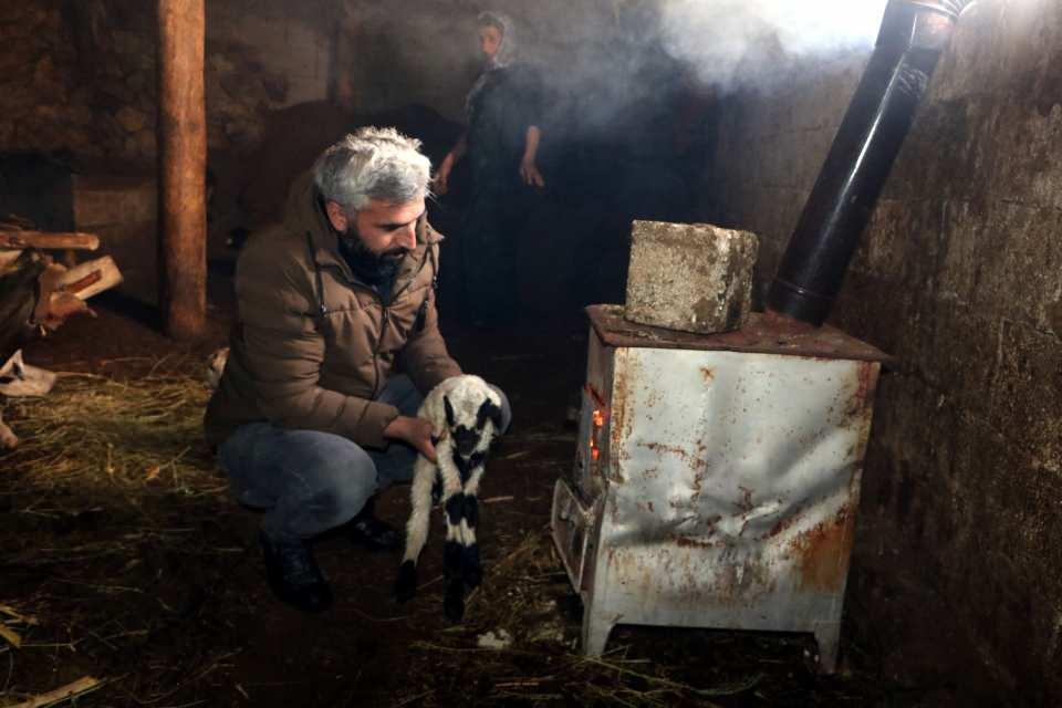 <p>Hayvanda ishal ve titreme meydana geliyor. Bu hastalıktan dolayı 20 koyunum öldü. Şimdi ise ölümleri engellemek için ağıla soba kurdum ve sabah akşam soba yakıyorum" dedi.</p>
