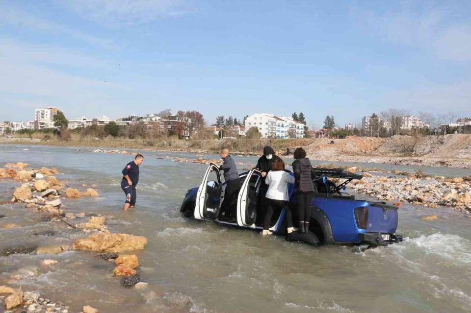 <div>Bunun üzerine bir itfaiye ekibi aracın olduğu alana ulaşarak önce araç üzerinde bulunan 2 kadını sırtına alarak karaya çıkardı. Daha sonra ise olay yerine Konyaaltı Belediyesi kepçesi geldi. Araç halat ile kepçeye bağlanarak karaya doğru çekildi. Diğer iki kişi de bu şekilde kurtarılmış oldu.</div>
<div> </div>
<div> </div>