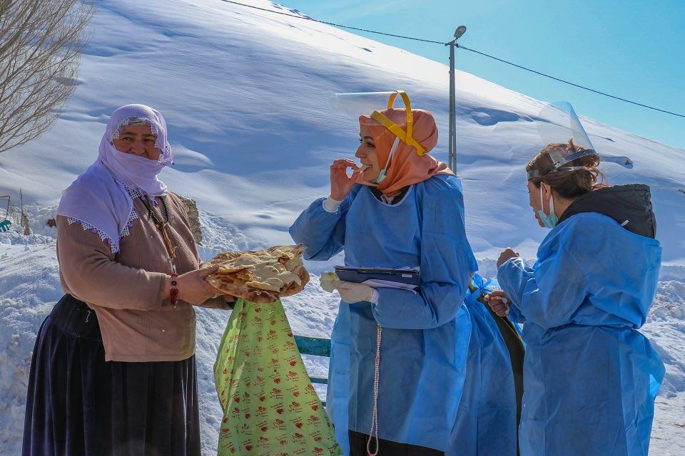 <p><strong>İlçedeki tüm mahallelere giderek aşı hizmetini vatandaşlara ulaştırmaya çalıştıklarını dile getiren Arpacı, şöyle konuştu:</strong></p>
<p>"Ekip arkadaşlarımızla birlikte özveriyle görevimizi yerine getirmeye çalışıyoruz. Yazın güneşte, kışın karda hiç fark etmiyor.</p>