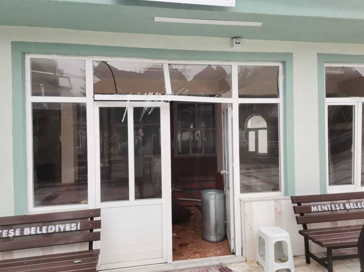 <p>Caminin minaresinde, elektrik tesisatında ve ses sisteminde hasar oluşurken, kapı ve pencerelerin camları kırıldı.</p>
