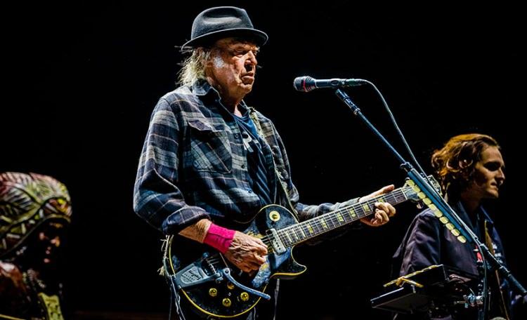 <p><span style="color:#800080"><strong>Bunun üzerine geri adım atmayan müzik platformu Neil Young'un tüm parçalarını kaldırarak 2,1 milyar dolar zarar etti.</strong></span></p>