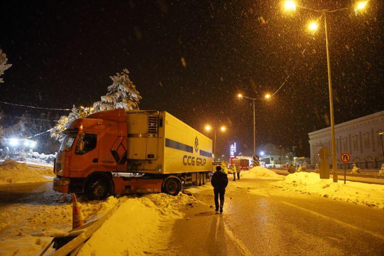 <p>Ankara'da beklenen kar yağışı akşam saatlerinde başladı. Gece saatlerine doğru etkisini arttıran kar yağışı, sürücülere zor anlar yaşattı. Kar yağışının yoğunluğuyla görüş mesafesi kısaldı.</p>

<p> </p>
