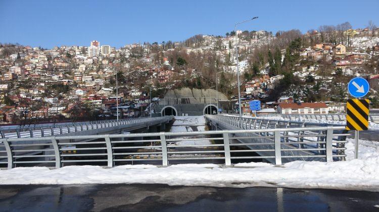 <p><strong>YILLIK 155,2 MİLYON LİRA TASARRUF SAĞLAYACAK</strong></p>
<p>11. Kalkınma Planı kapsamında Filyos Limanı’na da ulaşım sağlayacak şekilde projelendirilen 34 kilometre uzunluğundaki Zonguldak-Kilimli yolunun 6,5 kilometrelik kesiminin, bitümlü sıcak karışım kaplamalı bölünmüş yol standardında Ulaştırma ve Altyapı Bakanlığınca tamamlanarak hizmete açılmış oldu. </p>