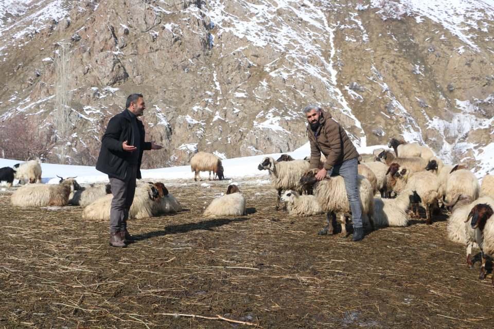 <p>Hakkari genelinde, fakat özellikle Yüksekova ilçesinde ölümlerin yaşandığını belirten Tekin, "Yaptığımız incelemelerde kesin olmamakla birlikte gıda zehirlenmesinden şüpheleniyoruz. </p>
