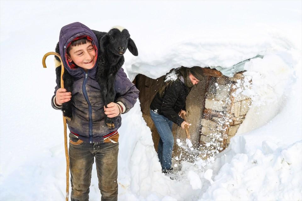 <p>Van'ın Bahçesaray ve Çatak ilçelerine bağlı köylerde hüküm süren çetin kış şartları, geçimini hayvancılıkla sağlayan köylülerin yaşamını zorlaştırıyor.</p>
<p> </p>