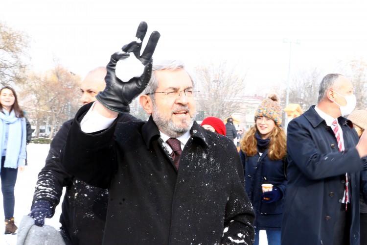 <p>Ankara Üniversitesi tarafından bu yıl ilki düzenlenen 'kar topu savaşı' etkinliğine, üniversite öğrencilerinin yanı sıra öğretim üyeleri ve gençlerin aileleri katıldı.</p>
