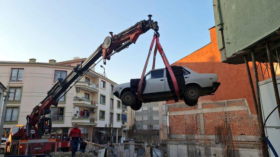 <p>Akile Kayalıer (80), eşinin ölümünden sonra kendilerine hatıra kalan ilk günkü gibi orjinalliğini koruduğu belirtilen otomobili satışa çıkardı. </p>
