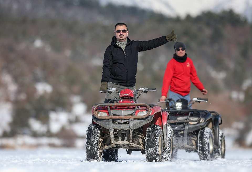 <p>Uludağ'ın güney eteklerinde yer alan ve doğal güzelliğiyle ziyaretçilerini ağırlayan Gököz Göleti, buz tutan yüzeyinde ATV safari tutkunlarına adrenalin dolu sürüş keyfi yaşatıyor.</p>

<p> </p>

