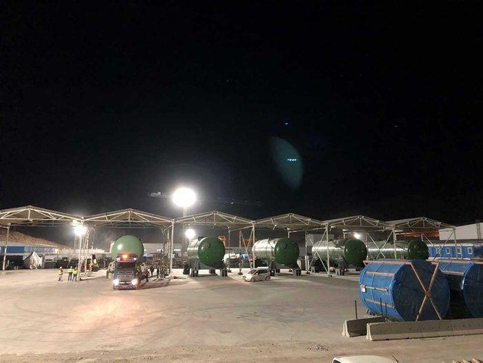 <p>Nükleer güç santralinin en önemli ekipmanı olan reaktör basınç kabı, santralin işletme aşamasında gerekli çekirdeği de içinde barındırıyor. Yönetilebilir nükleer tepkime ve ısı enerjisinin soğutucuya iletilmesi için çekirdeğin içine nükleer yakıt ve yapısal elemanlar konuluyor. 343,2 ton ağırlığında, eliptik tabana sahip dikey silindirik bir kap olan reaktör basınç kabının yüksekliği 11,45 metreyi, çapı ise 5,6 metreyi buluyor.</p>