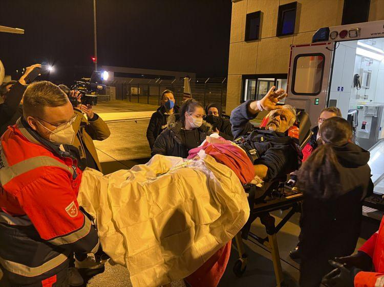<p>Almanya'nın Kassel kentinde yaşayıp karaciğerinde tümör tespit edilen Ahmet Demiray, ambulans uçakla Türkiye’ye nakledildi.</p>

<p>Demiray, Sağlık Bakanlığına ait ambulans uçakla yerel saatle 20.00'de Kassel kentinden tedavisine devam edileceği İstanbul'a sevk edildi.</p>

<p>Ahmet Demiray'ı taşıyan ambulans uçak, saat 00.30'da Atatürk Havalimanı'na iniş yaptı. Demiray, daha sonra ambulansla tedavisinin yapılacağı özel hastaneye götürüldü.</p>
