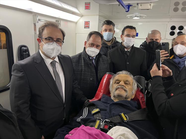 <p>Reyhan Demiray da babasının rahatsızlanması üzerine ambulans çağırdığını ancak gelen ekibin, babasının aciliyet gerektiren bir rahatsızlığı olmadığını öne sürerek kendilerine, aile hekimine gitmelerini tavsiye ettiğini aktardı.</p>

<p> </p>
