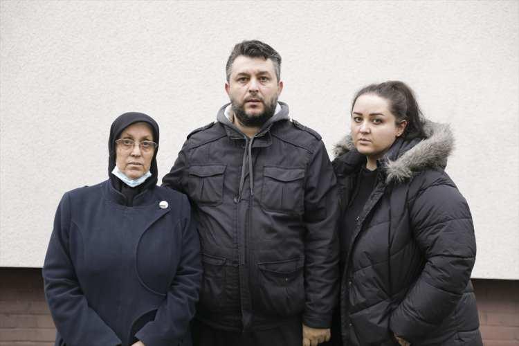 <p>Doktorun babası hakkında bilgi vermek için aradığını belirten Reyhan Demiray, "Arayan doktor 'babanız kanser; safra kanalıyla bağlantılı karaciğer kanseri' dedi. Ben de doktora sordum terapi var mı? Yok. Ameliyat peki? O da yok. 'Babanızı Türkiye'ye mi götürmek istiyorsunuz' dedi. Ben de evet dedim. Sonra bana babanızın nerede ölmesini istiyorsunuz diye sordu, ben orada artık dayanamadım." ifadelerini kullandı.</p>

<p> </p>
