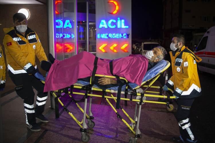 <p>Babasının Türkiye'ye nakli için Frankfurt Başkonsolosluğuna dilekçe verdiklerini kaydeden Demiray, şunları kaydetti:</p>
<p>"Türkiye'ye müracaat ettik, iki günde ambulans uçak geldi. Önce uçak Frankfurt Havalimanı'na gelecekti, aradaki mesafe nedeniyle ambulans vermediler. Kendi imkanlarımızla ambulans kiralamak istedik, 4 bin avro para ödeyecektik ama 'İki günden önce bulamayız' dediler. Hastane de babamı Türkiye'ye götürme kararı alınca kendisini bizimle görüştürmediler bile."</p>