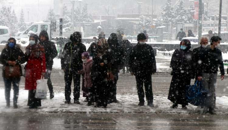 <p>KAYSERİ'DE YOĞUN KAR YAĞIŞI<br />
 </p>

<p> KAYSERİ'de gece saatlerinde başlayan kar yağışı merkez ve ilçelerde etkili oldu. Kırsalda çok sayıda mahalle yolu kar yağışı nedeniyle kapandı.</p>
