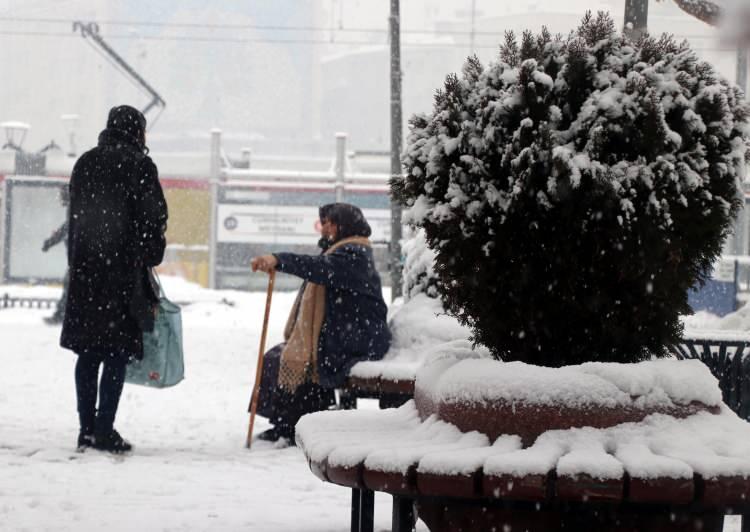 <p><br />
Kentte gece saatlerinde başlayan kar yağışı devam ediyor. Kar yağışı nedeniyle ulaşımda aksamalar meydana geldi. Vatandaşlar kar yağışı nedeniyle kaygan zeminde yürümekte zorlandı. Belediye ekipleri  kaldırımlarda ve caddelerde temizlik çalışması yaptı. </p>
