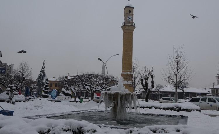 <p><br />
Son yıllarda en kurak ve en az yağış alan iller arasında yer alan Çorum'da etkili olan kar yağışıyla kent merkezi, beyaza büründü. </p>