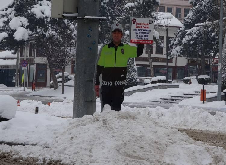 <p> Kent merkezinde kar kalınlığı, 30 santimetreyi bulurken, yüksek kesimlerde ise 1 metreyi aştığı belirtildi.</p>

