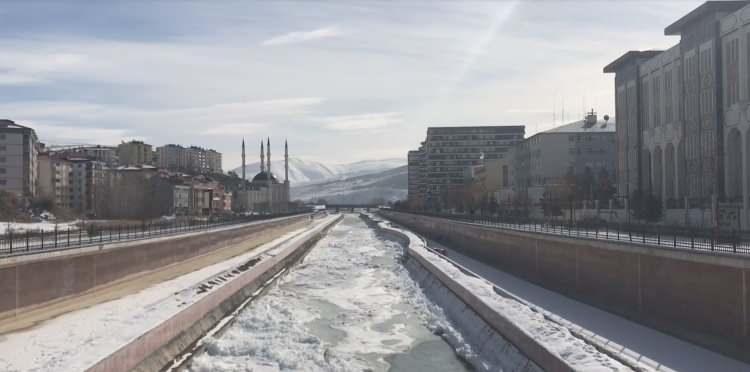 <p>Erzurum'daki Mescit Dağları'ndan çıkarak 376 kilometre sonra Batum'dan Karadeniz'e dökülen, dünyanın akış hızı en yüksek nehirlerinden olduğu belirtilen ve Bayburt’tan geçen Çoruh Nehri'nin yüzeyi de soğuk hava nedeniyle kısmen buzla kaplandı. Kentte, su göletlerinin yüzeyi buz tutarken, Kabaçayır köyündeki bazı çeşme ve dereler ise dondu. Dondurucu soğukların olduğu köyde su sıkıntısı yaşayan bazı vatandaşlar, buz tabakasını odunlarla kırdığı gölden hayvanlarına su taşıdı. Çoruh Nehri'nde yiyecek arayışındaki yaban ördeklerini beslemek için polis ekipleri, kısmen buz tutan nehre ekmek ve yiyecek bıraktı.</p>
<p> </p>