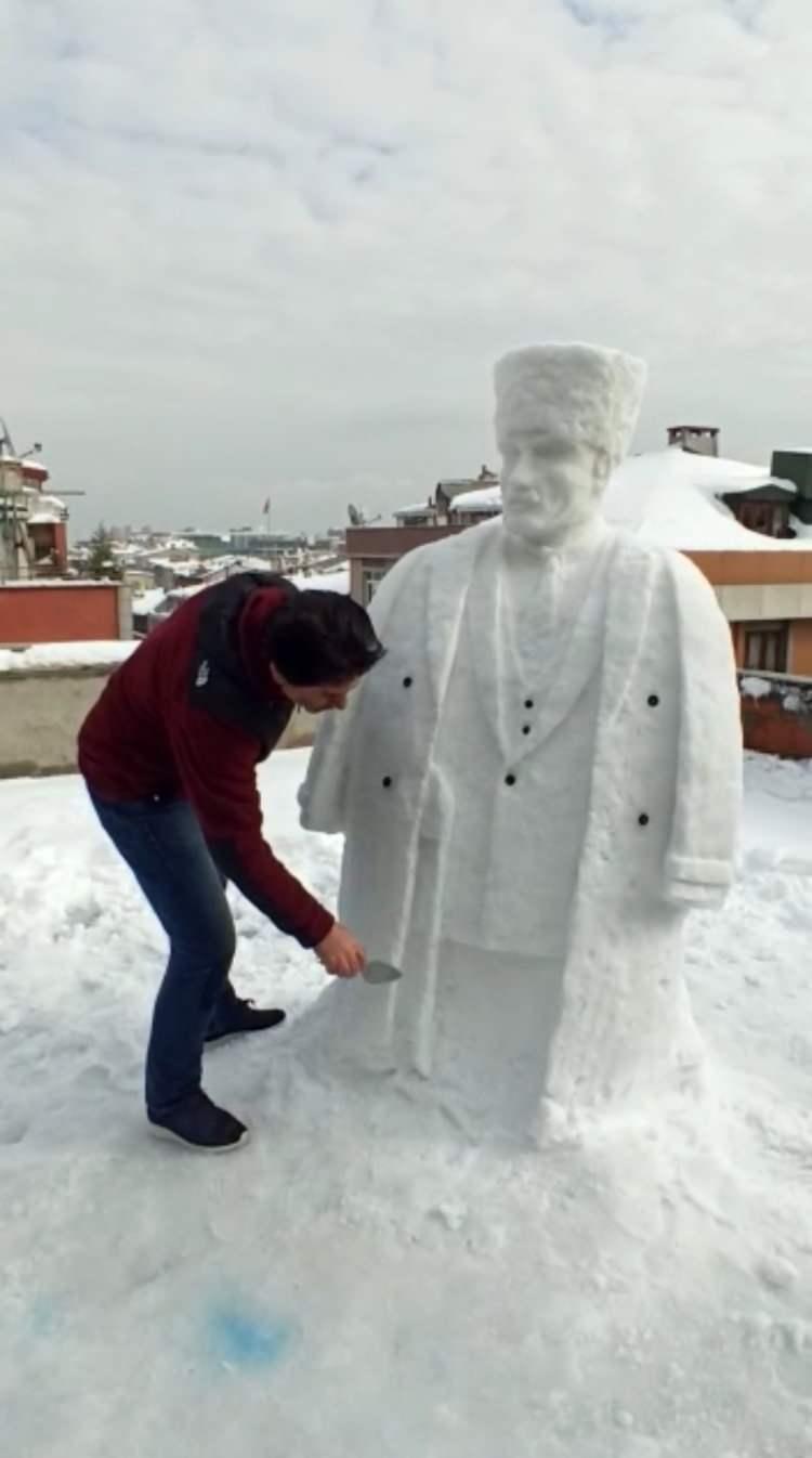 <p> Tekstil sektöründe çalışan Doğan, her yıl kar yağdığında Türk tarihinin önemli figürlerinin kardan heykellerini yaptığını söyledi. Doğan, geçtiğimiz yıl da Mimar Sinan'ın kardan heykelini yaptığını belirtti. </p>
