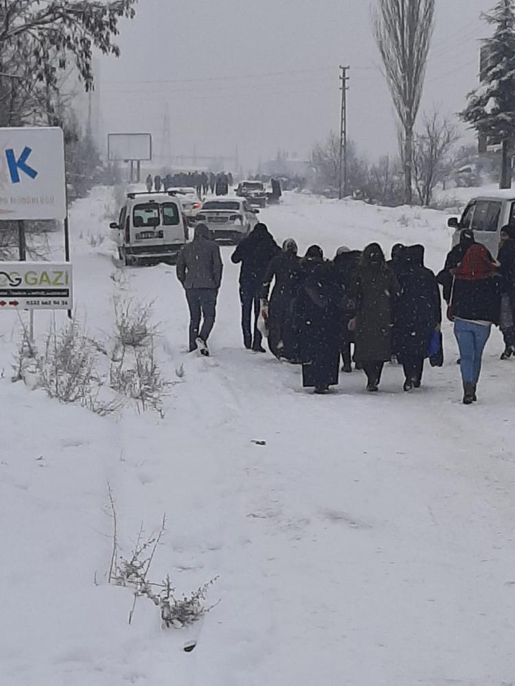 <p>TOKAT'TA YOĞUN KAR YAĞIŞI; SÜRÜCÜLER ZOR ANLAR YAŞADI<br />
 </p>

<p>TOKAT'ta  gece başlayan ve aralıksız süren kar yağışı hayatı olumsuz etkiledi; trafikte aksamalar oldu, araç sürücüleri ilerlemekte zorlandı. </p>
