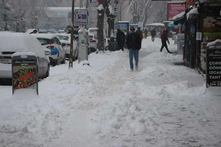 <p>Kentte dün gece saatlerinden itibaren etkili olan kar yağışı ulaşımda aksamalara yol açtı. Kentte yoğun karda araç sürücüleri ilerlemekte güçlük çekti. </p>