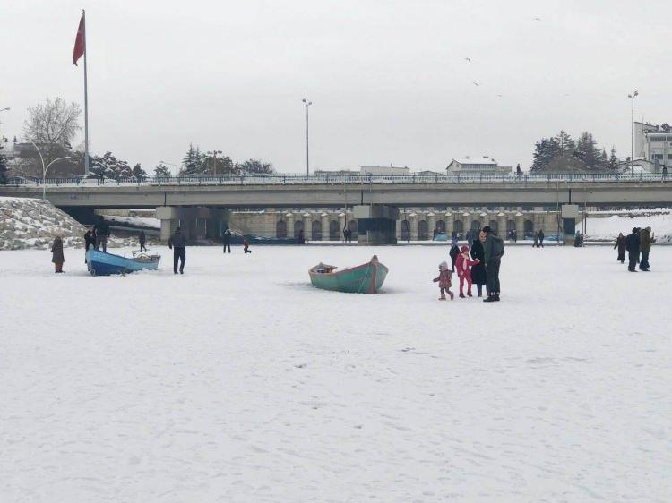 <p>DONAN BEYŞEHIR GÖLÜ ÜZERINDE YÜRÜDÜLER<br />
 </p>

<p>KONYA'da, 1 haftadır süren kar yağışıyla hava sıcaklığı eksi 26 dereceye kadar düşünce Beyşehir Gölü'nün büyük bölümü dondu. Buz kütlesinin 40 santimetre olduğu değerlendirilirken, bazı kişiler, göl üzerinde yürüyüp, fotoğraflar çekti.  </p>
