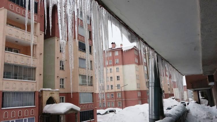 <p>BİTLİS BUZ KESTI</p>
<p>Bitlis’te günlerdir etkili olan kar yağışı nedeniyle kent genelinde 41 köy yolu ulaşıma kapanırken, buz sarkıklarının boyu 3 metreyi buldu.</p>
<p> </p>