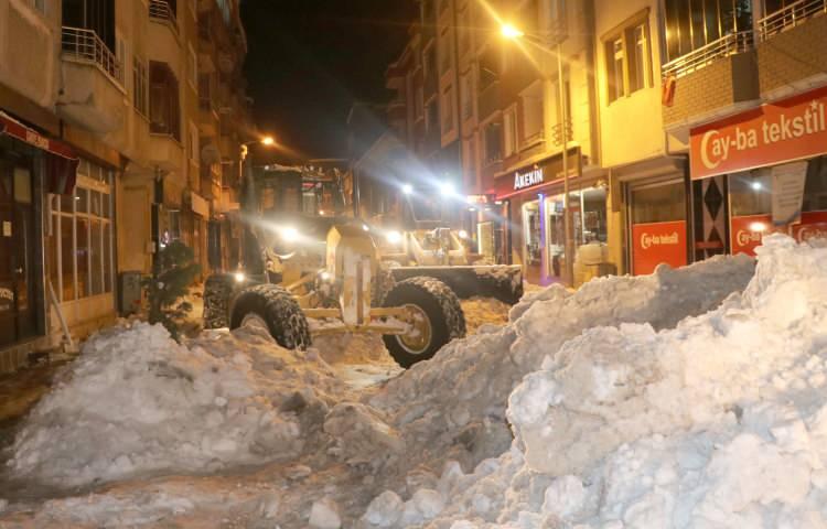 <p><br />
Çalışmaları yerinde inceleyen Havza Belediye Başkanı Sebahattin Özdemir, son 50 yılın en yoğun kar yağışının gerçekleştiğini ifade ederek, "Önceliğimiz bir an evvel karın halkımız üzerindeki olumsuz etkilerini kaldırmak. Bunun için ekiplerimiz 24 saat esası ile çalışmalarına devam ediyorlar. Özveri ile işlerini yapan mesai arkadaşlarıma teşekkür ederim” dedi.</p>
