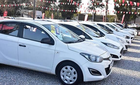 <p><strong>SEKTÖR TEMSİLCİSİ NE DİYOR? </strong></p>
<p>OYDER Başkanı Turgay Mersin 300 bin liranın altında araç kalmadığını belirtirken şu ifadeleri kullandı: "Otomobil fiyatları ciddi anlamda yükseldi. Malum kurlar, ÖTV matrahlarındaki geçişlerle fiyatlar yükseldi. Tedarik sıkıntısıyla yaşanan yükselmeler de var. '300 bin TL'nin altında pek araç kalmadı' dersek doğrudur. Müşterilerin binmek istediği araçlar 450 bin TL ile 500 bin lira bandında. 300 bin liranın altındaki araçlar boş araçlar.</p>