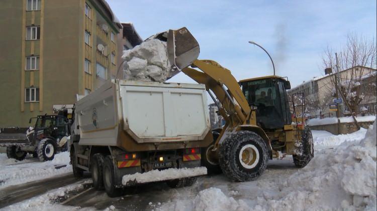 <p>Günde ortalama 500 kamyon karı, şehir dışına taşıyoruz. Bu şekilde cadde ve sokaklarımızı kardan temizleyerek, rahatlatıyoruz. </p>