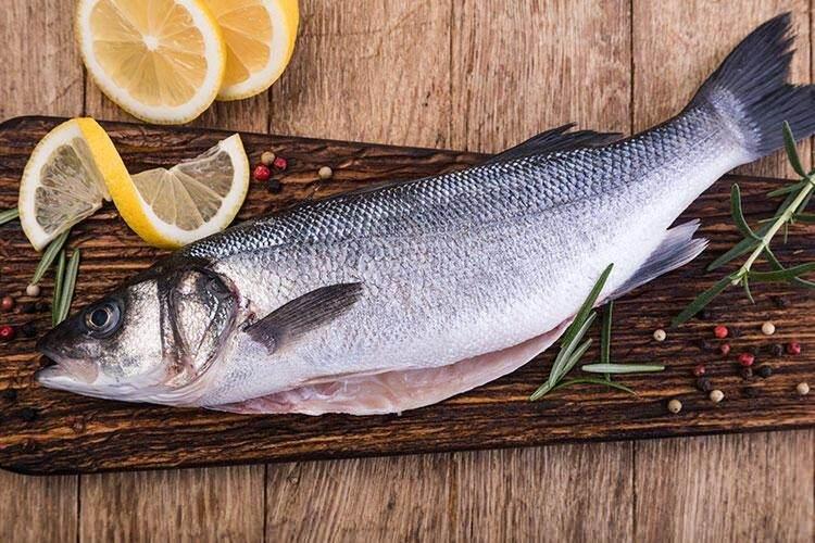 <p><span style="color:#800080"><strong>Omega 3 bakımından zengin olan ve uzmanlar tarafından haftada en az iki kere tüketilmesi gerektiğini belirtilen balık yüksek sıcaklıkta piştiği için çok detaylı yıkanmasına gerek yoktur. </strong></span></p>