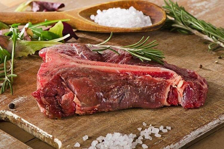 <p><span style="color:#800080"><strong>Tavukta da olduğu gibi bu durum kırmızı et içinde söz konusudur. Bu yüzden etin kirli yerlerini yıkamak yerine atmanız tavsiye edilmektedir.</strong></span></p>
